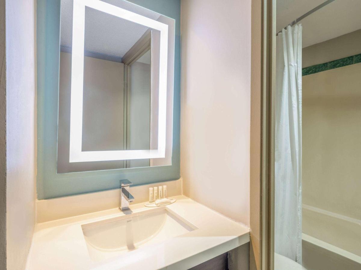 Hotel Super 8 By Wyndham Toronto East On Esterno foto